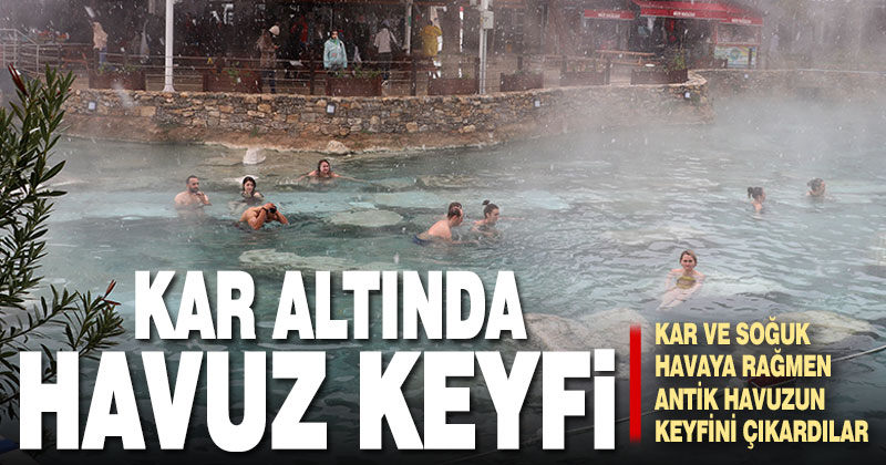 Pamukkale’de turistler kar yağarken antik havuzun keyfini çıkardı