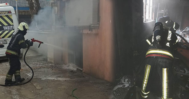 Yangında mahsur kalan yaşlı kadını polis kurtardı