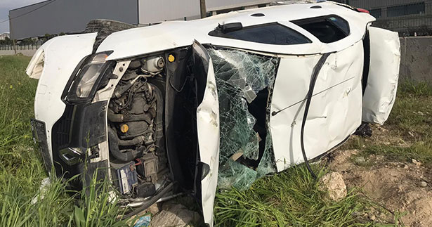 Devrilen otomobilin sürücüsü ağır yaralandı
