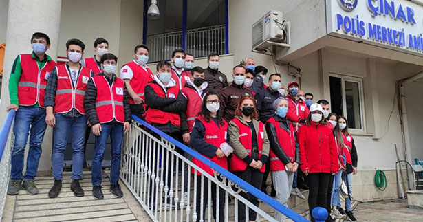 Genç Kızılay polisi yalnız bırakmadı
