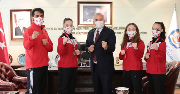 Altın kızlardan Başkan Zolan’a ziyaret