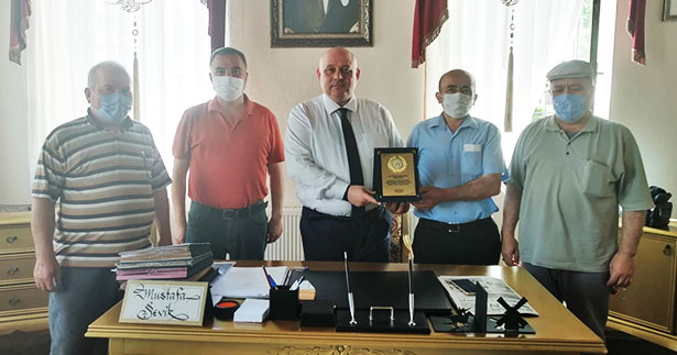 Cami yaptırma derneğinden Şevik’e plaket