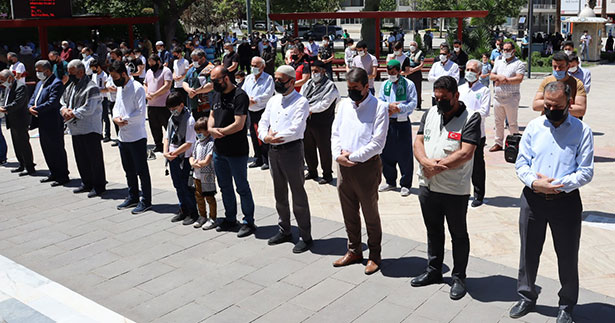 Filistinli şehitler için gıyabi cenaze namazı kılındı