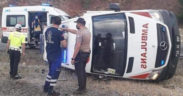 Hasta taşıyan ambulans devrildi