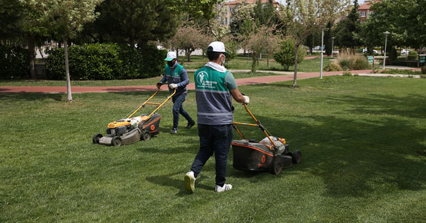 Merkezefendi’de yeşil alanlar bakıma alındı