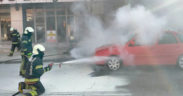 Otomobili alevlerden itfaiye kurtardı