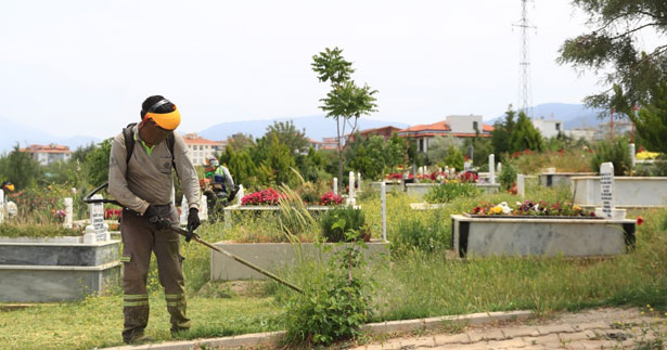 Büyükşehir’den mezarlıklarda bayram temizliği
