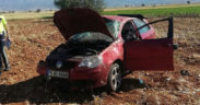 Tarlaya yuvarlanan otomobilde 2 kişi yaralandı