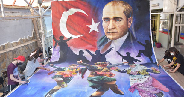 Gençlerden dev Atatürk resmi