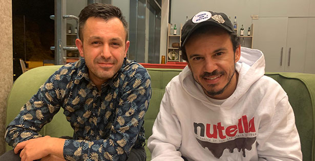 Şarkıcı Buray, eski dostunu Çal’da buldu