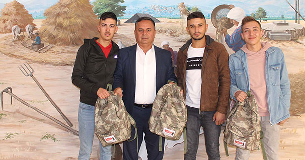 Çal’da kınalı koçlara asker çantası
