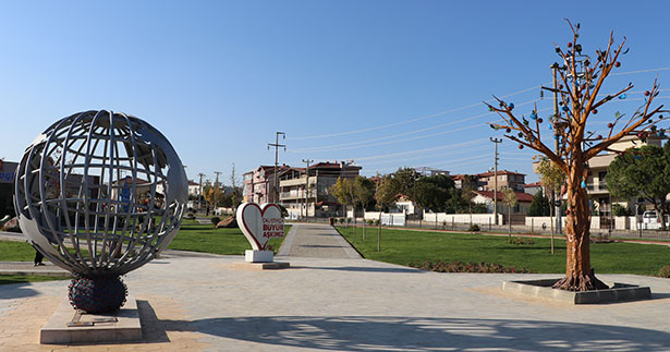 Sağlıkçı heykelleri tepkiler üzerine kaldırıldı