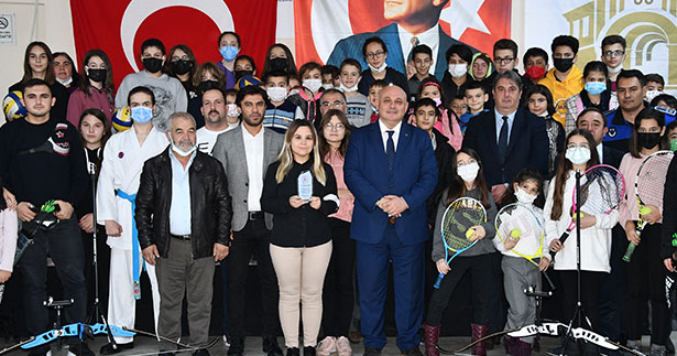 Buldanlı sporculardan Başkan Şevik’e Plaket
