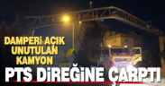 Çardak’ta damperi açık kalan kamyon PTS direğine çarptı