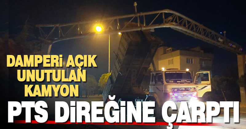 Çardak’ta damperi açık kalan kamyon PTS direğine çarptı