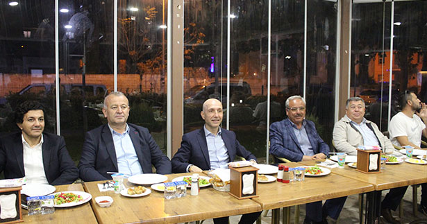 Başkan Özbaş’tan futbolculara moral yemeği