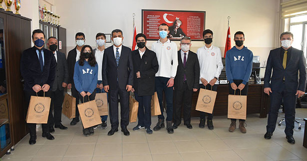 Liseli öğrenciler Termal Bebek Bezi patenti aldı