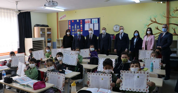 Sarayköy protokolü öğrencilerin karne heyecanını paylaştı