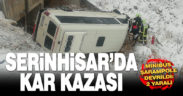 Serinhisar’da minibüs şarampole devrildi: 2 yaralı