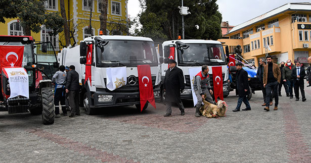 Buldan’da 2 traktör ile 2 çöp kamyonu hizmete girdi