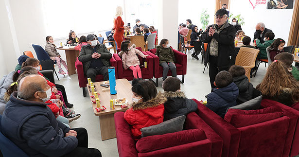 Merkezefendili miniklerden yaşlılara ziyaret