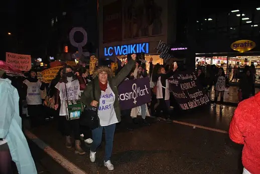 DENİZLİ’DE “FEMİNİST GECE YÜRÜYÜŞÜ”