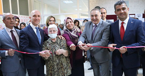 Geri dönüşüm malzemelerinden kütüphane