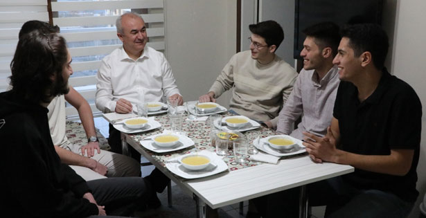 MHP İl Başkanı Yusuf Garip’ten öğrenci evinde iftar