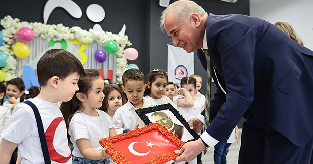 Başkan Zolan, miniklerin bayram sevincini paylaştı