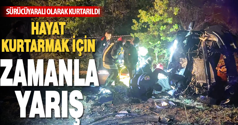 Acıpayam’da şarampole uçan otomobilin sürücüsü sıkıştı, kurtarmak için zamanla yarışıldı