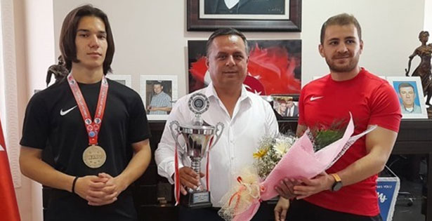 Çal Belediye Başkanı Akcan’a şampiyon ziyareti