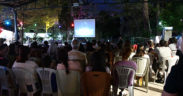 Buldanlı çocukların açık havada sinema keyfi