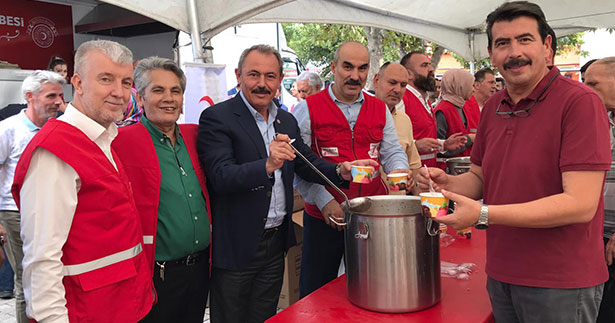 Kızılay’dan vatandaşlara aşure ikramı