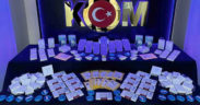 Kaçak telefonları satamadan yakalandılar