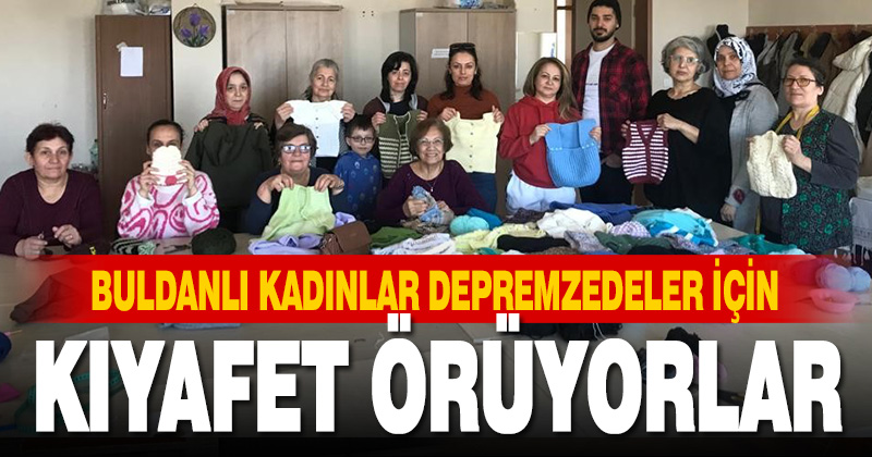 Depremzedeler için kıyafet örüyorlar