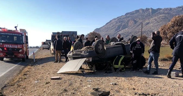 Lastiği patlayan otomobil takla attı: 2 yaralı