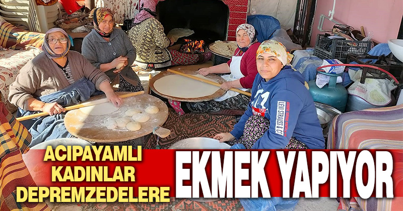 Köy kadınları depremzedeler için ateşin başına geçip ekmek yaptı
