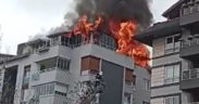 Site içinde bulunan apartmanın çatısı alev alev yandı
