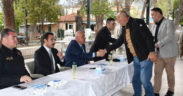 Buldan protokolü vatandaşla bayramlaştı