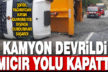 Devrilen kamyondan dökülen mıcır ulaşımı aksattı