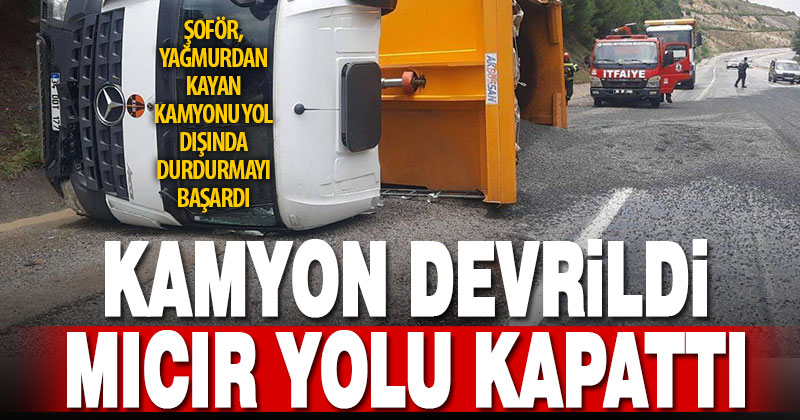 Devrilen kamyondan dökülen mıcır ulaşımı aksattı