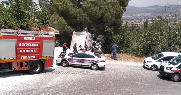 Devrilen kamyonun sürücüsü yaralandı