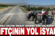 Tehlikeli geçidi kullanmak istemeyen üreticiler, yolu kapatarak tepki gösterdi
