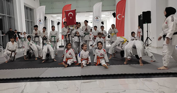 Pamukkale Belediyesi kursiyerleri kuşak atladı