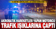 Akrobatik hareketler yapan motorcu trafik ışıklarına çaptı
