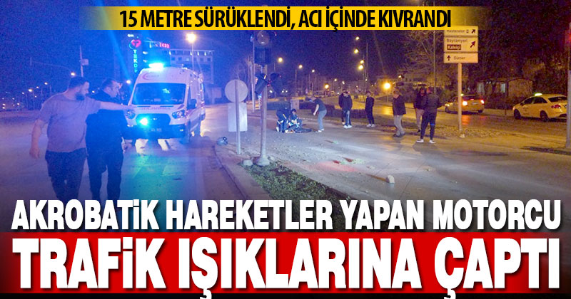 Akrobatik hareketler yapan motorcu trafik ışıklarına çaptı