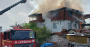 3 katlı binanın çatı katı alevlere teslim oldu