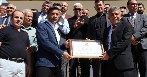 Çal’da Başkan Hakan mazbatasını aldı
