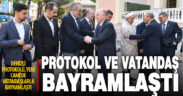 Protokol ve vatandaş bayram namazı çıkışında bayramlaştı