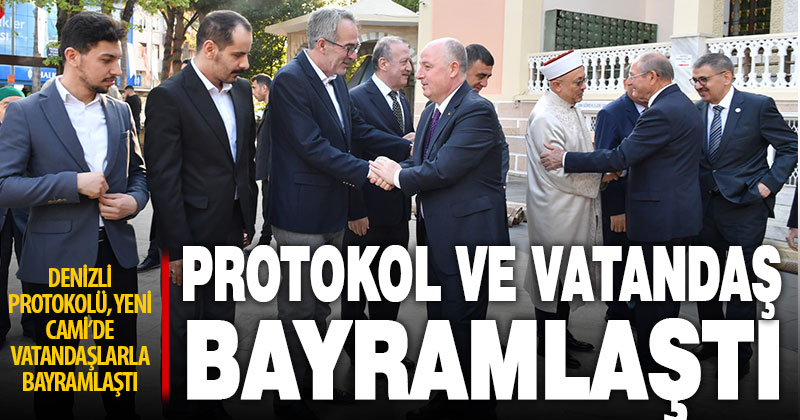 Protokol ve vatandaş bayram namazı çıkışında bayramlaştı